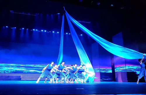 参加晚会演出.jpg 参加晚会演出.jpg